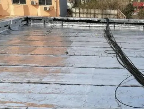 洛阳卫生间漏水维修公司分享下洛阳屋面楼顶防水刚性防水层施工要点。